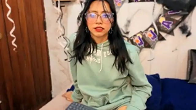 Snapshot of VioletxBloom chatting on 23, 10, 2025 VioletxBloom online show from 23, 10, 2025