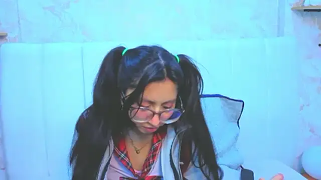 Snapshot of VioletxBloom chatting on 8, 11, 2025 VioletxBloom online show from 8, 11, 2025