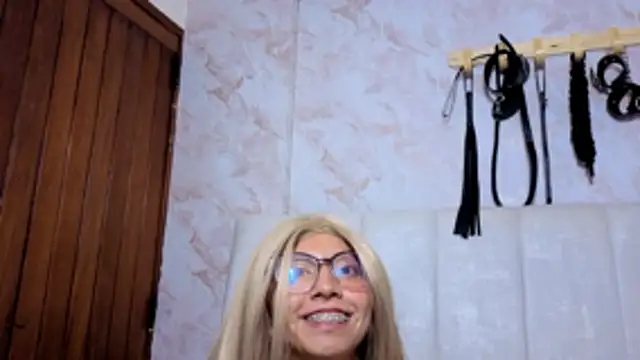 Snapshot of VioletxBloom chatting on 18, 12, 2025 VioletxBloom online show from 18, 12, 2025