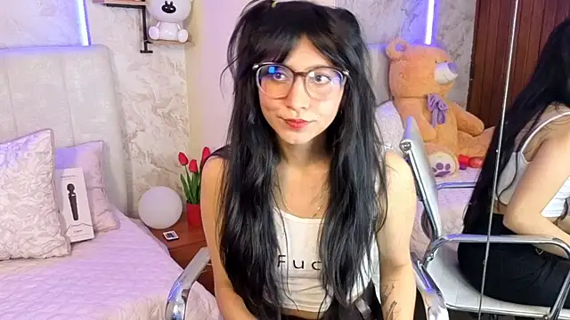 Snapshot of VioletxBloom chatting on 4, 2, 2026 VioletxBloom online show from 4, 2, 2026