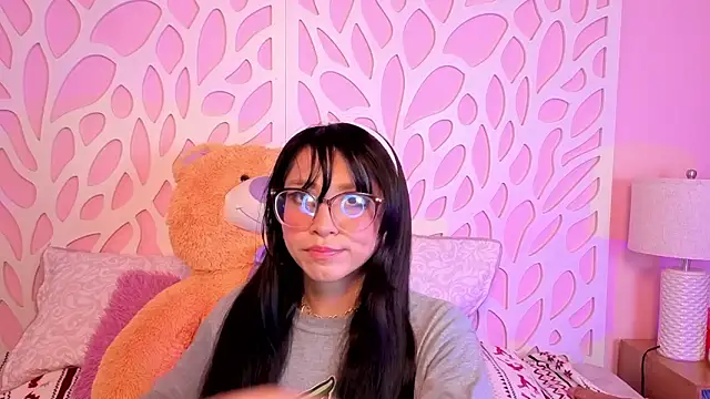 Snapshot of VioletxBloom chatting on 23, 2, 2026 VioletxBloom online show from 23, 2, 2026