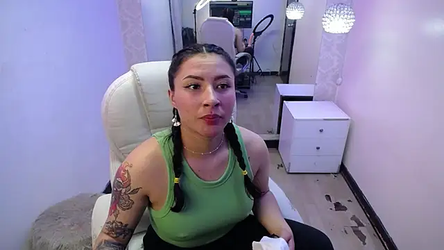 Snapshot of nicolee_8 chatting on 18, 9, 2025 nicolee 8 online show from 18, 9, 2025