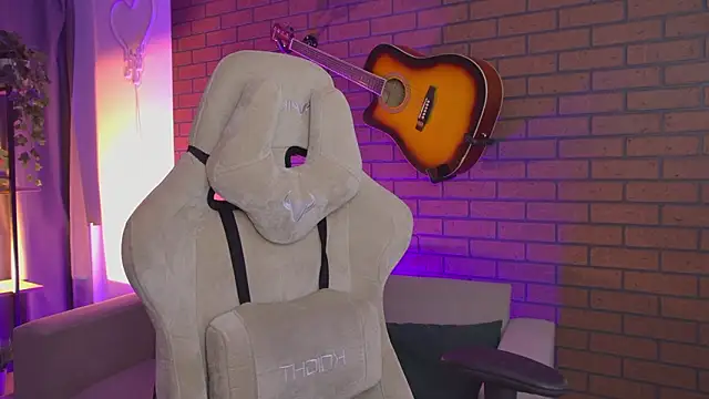 AgataWillis online show from 7, 2, 2026