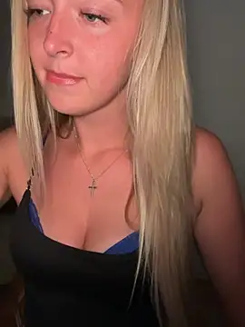 Snapshot of emilypeperoni chatting on 7, 7, 2026 emilypeperoni online show from 7, 7, 2026