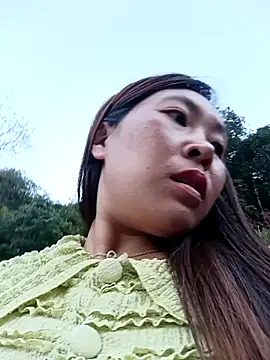 Snapshot of vivi_cute chatting on 12, 10, 2025 vivi cute online show from 12, 10, 2025