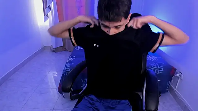 Snapshot of Aron_Boyy chatting on 20, 11, 2025 Aron Boyy online show from 20, 11, 2025