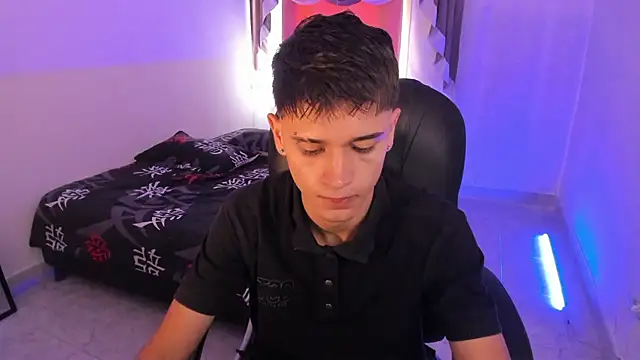 Snapshot of Aron_Boyy chatting on 2, 12, 2025 Aron Boyy online show from 2, 12, 2025