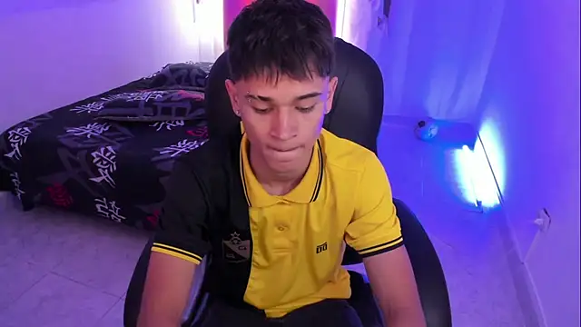 Snapshot of Aron_Boyy chatting on 4, 12, 2025 Aron Boyy online show from 4, 12, 2025