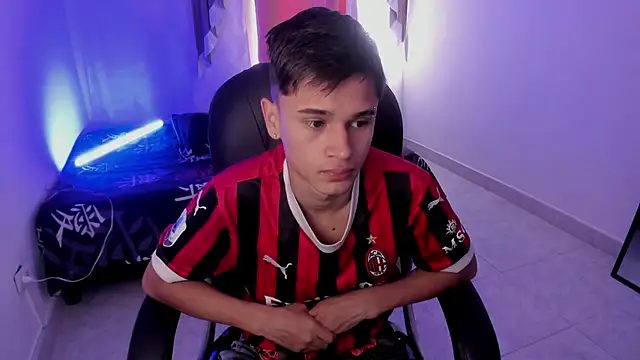 Snapshot of Aron_Boyy chatting on 19, 12, 2025 Aron Boyy online show from 19, 12, 2025