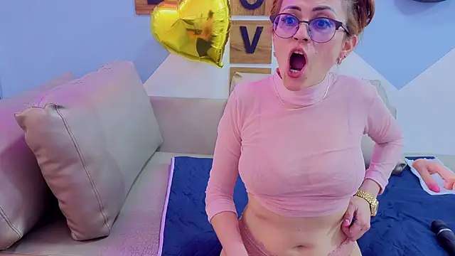 Snapshot of Victoria_Fallon chatting on 6, 11, 2025 Victoria Fallon online show from 6, 11, 2025