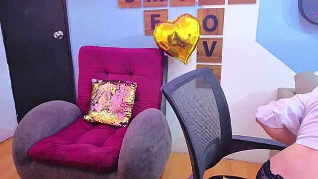 Snapshot of Victoria_Fallon chatting on 25, 11, 2025 Victoria Fallon online show from 25, 11, 2025