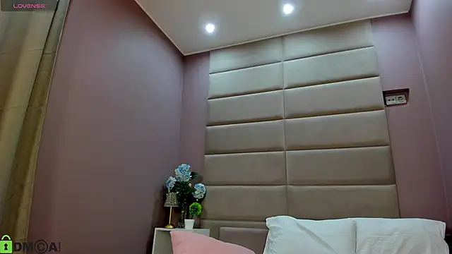 Adeline Perle online show from 20, 11, 2025