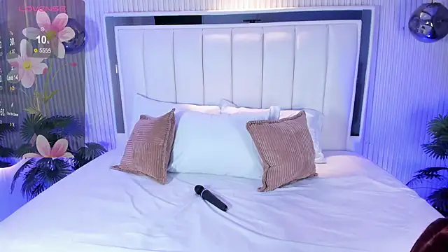 Snapshot of MariathLittle chatting on 8, 11, 2025 MariathLittle online show from 8, 11, 2025