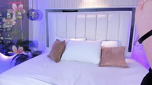 Snapshot of MariathLittle chatting on 10, 11, 2025 MariathLittle online show from 10, 11, 2025