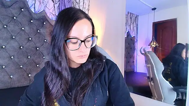 Zami Escobar of online show from 15, 11, 2025