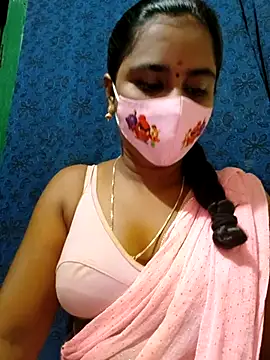 Snapshot of mini-queen chatting on 11, 9, 2025 mini-queen online show from 11, 9, 2025