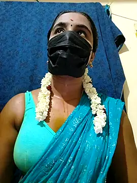 Snapshot of mini-queen chatting on 6, 10, 2025 mini-queen online show from 6, 10, 2025