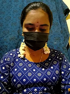 Snapshot of mini-queen chatting on 8, 10, 2025 mini-queen online show from 8, 10, 2025