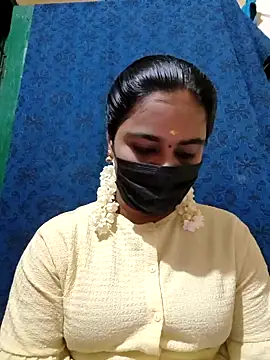 Snapshot of mini-queen chatting on 11, 10, 2025 mini-queen online show from 11, 10, 2025