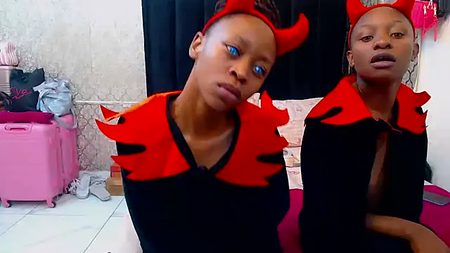 SexyPetitex25 online show from 30, 10, 2025