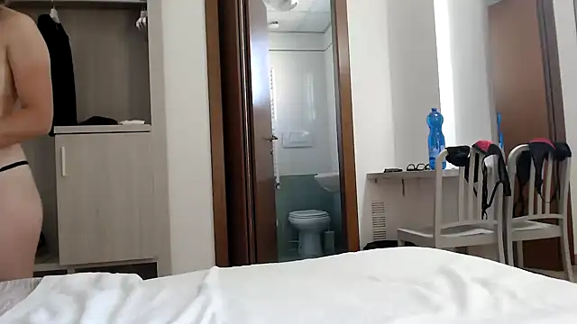 Snapshot of L_Sofia chatting on 4, 7, 2026 L Sofia online show from 4, 7, 2026