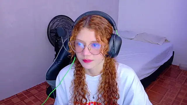 Snapshot of Birdie_0 chatting on 10, 9, 2025 Birdie 0 online show from 10, 9, 2025