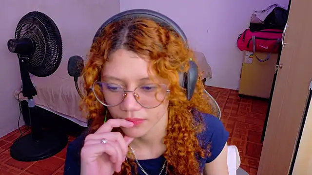 Snapshot of Birdie_0 chatting on 2, 10, 2025 Birdie 0 online show from 2, 10, 2025