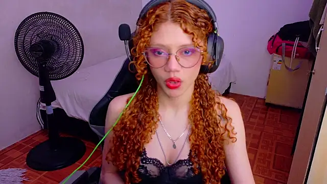 Snapshot of Birdie_0 chatting on 13, 10, 2025 Birdie 0 online show from 13, 10, 2025