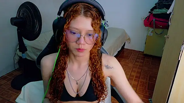 Snapshot of Birdie_0 chatting on 27, 10, 2025 Birdie 0 online show from 27, 10, 2025