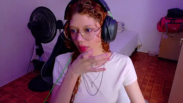 Snapshot of Birdie_0 chatting on 29, 10, 2025 Birdie 0 online show from 29, 10, 2025