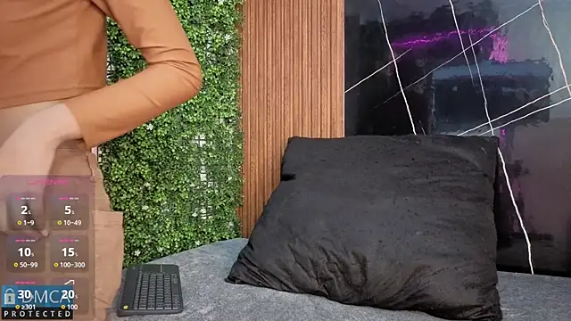 Kiara Zahiri   online show from 11, 11, 2025