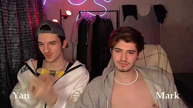 Snapshot of itsyanbb chatting on 8, 11, 2025 itsyanbb online show from 8, 11, 2025