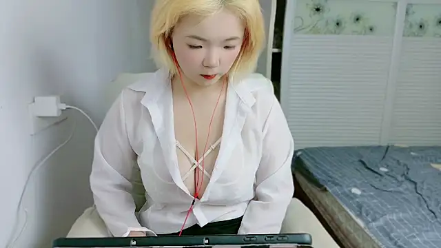 Snapshot of E-cup2 chatting on 2, 10, 2025 E-cup2 online show from 2, 10, 2025