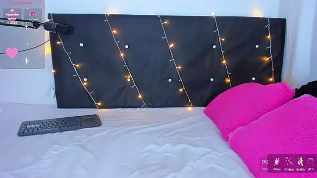 Danaa moore  online show from 25, 10, 2025