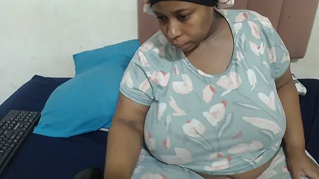 Snapshot of Chubby_Queenx255 chatting on 8, 11, 2025 Chubby Queenx255 online show from 8, 11, 2025