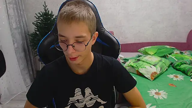 glasses cat online show from 5, 12, 2025