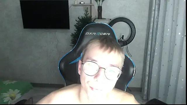 glasses cat online show from 9, 1, 2026