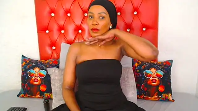 Snapshot of GaggingQueen32 chatting on 13, 11, 2025 GaggingQueen32 online show from 13, 11, 2025