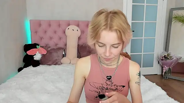 Pink Lila18 online show from 15, 9, 2025