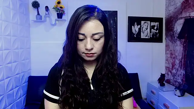 Snapshot of Eva_Roussell chatting on 25, 11, 2025 Eva Roussell online show from 25, 11, 2025