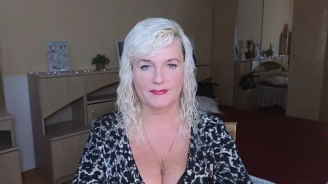 Snapshot of Vina_Vision chatting on 6, 10, 2025 Vina Vision online show from 6, 10, 2025