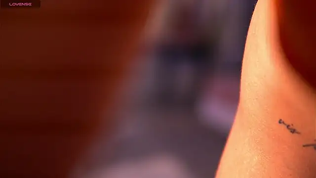 Snapshot of ElaraShine chatting on 5, 12, 2025 ElaraShine online show from 5, 12, 2025