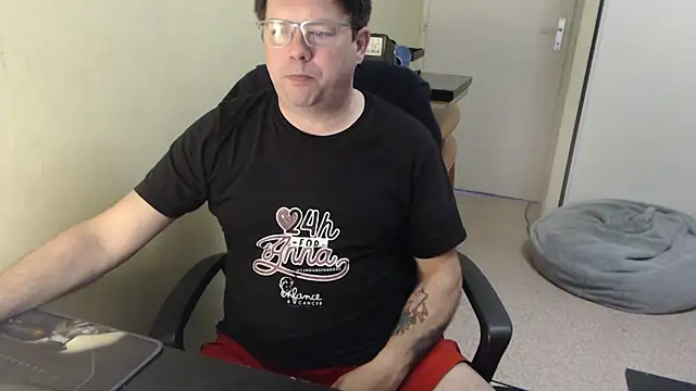 Snapshot of blueandwhite1 chatting on 8, 3, 2025 blueandwhite1 online show from 8, 3, 2025