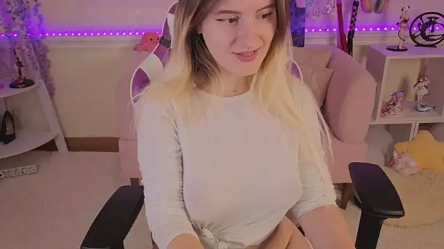 Snapshot of Sonia_Meow chatting on 14, 10, 2025 Sonia Meow online show from 14, 10, 2025