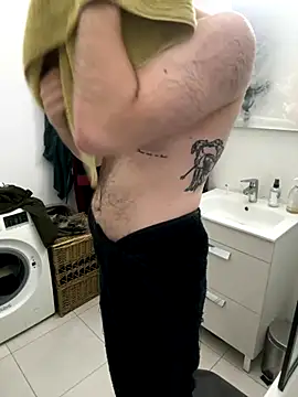 Snapshot of TomieSoichi chatting on 2, 10, 2025 TomieSoichi online show from 2, 10, 2025