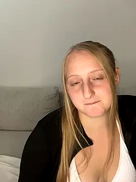 Snapshot of young_hailey chatting on 12, 9, 2025 young hailey online show from 12, 9, 2025