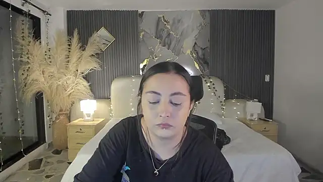 Snapshot of SarahCastro1_ chatting on 2, 3, 2026 SarahCastro1 online show from 2, 3, 2026