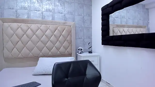 Snapshot of RoxanneStorm_ chatting on 11, 11, 2025 RoxanneStorm online show from 11, 11, 2025