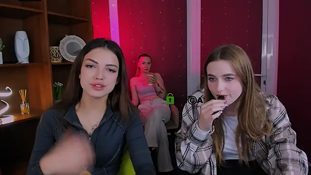 mila glow1 online show from 17, 11, 2025