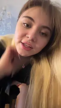 Snapshot of LunaMillie chatting on 20, 12, 2025 LunaMillie online show from 20, 12, 2025